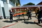Esercitazione Evacuazione Per Incendio in Una Scuola - Entrano I Volontari Della Croce Rossa Italiana Per Soccorrere I Bambini Feriti.